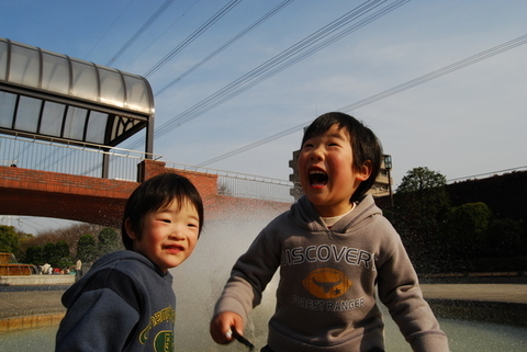 公園で笑う兄弟.jpg