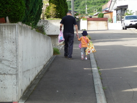 新学期 じいちゃんとバス停までお散歩.jpg